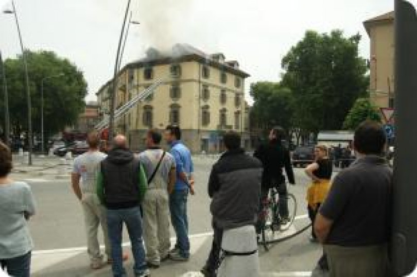 Incendio a casa Ortona: distrutto un appartamento, gravemente danneggiato quello vicino. Si ripropone il problema della mancanza dell'autoscala a Casale