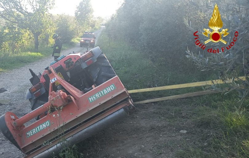 Schiacciato dal trattore: muore pensionato di 73 anni