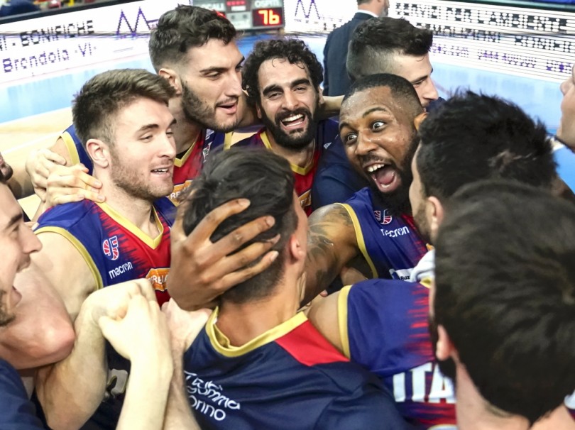 Novipiù, che rimonta! All’AGSM Forum termina 69-76. Adesso la serie è sull’1-1