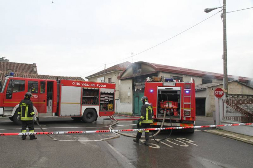 Incendio divampa in un capannone: tre auto bruciate