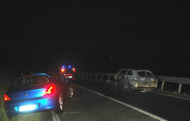 Urtata mamma con il bimbo: un'auto si incendia