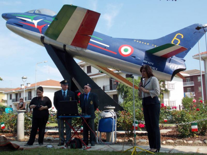La piazza dell’Aeronautica di Trino ha un nuovo look nel ricordo di Dante Mezzano
