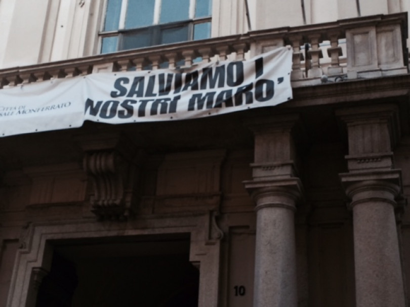 Fiaccolata di protesta davanti al Municipio di Casale per lo striscione sui marò