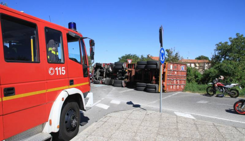 Si rovescia nel rondò un tir carico di bombolette di gas