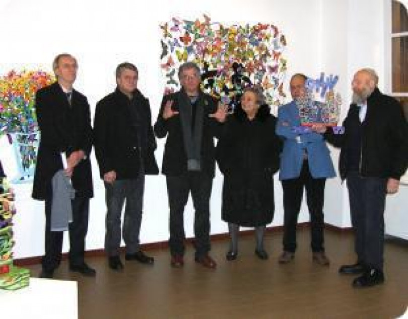 David Gerstein, giunto da Tel-Aviv, accende la Hanukka di Casale - Il suo mondo: ciclisti in movimento, fiori, farfalle...  attira  alla comunità ebraica un folto pubblico di appassionati e autorità