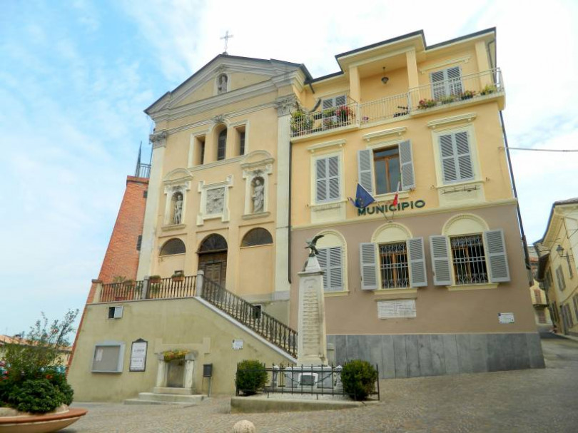 La piazzetta dei Caduti e i cimeli della guerra al Museo Badogliano