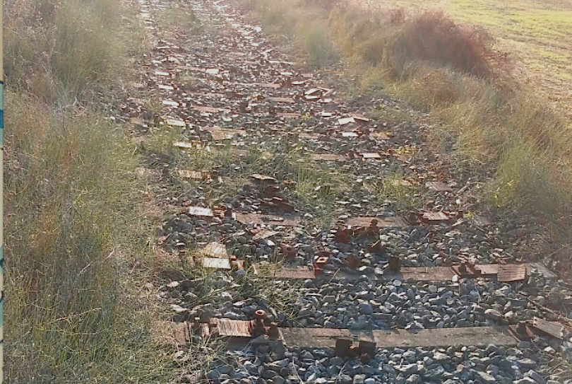 Alla stazione niente biglietti perché l’addetto è in ferie. E intanto spariscono i binari...