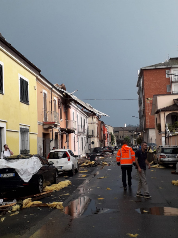 Trino: scoperchiato un condominio, ingenti i danni