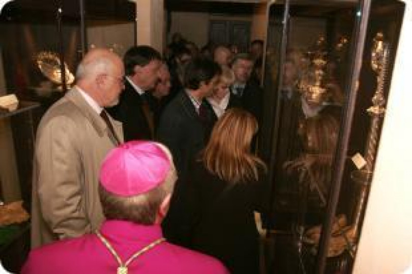 Pontificale di S. Evasio in Duomo e tesoro degli argenti- Emergenza per famiglie e anziani