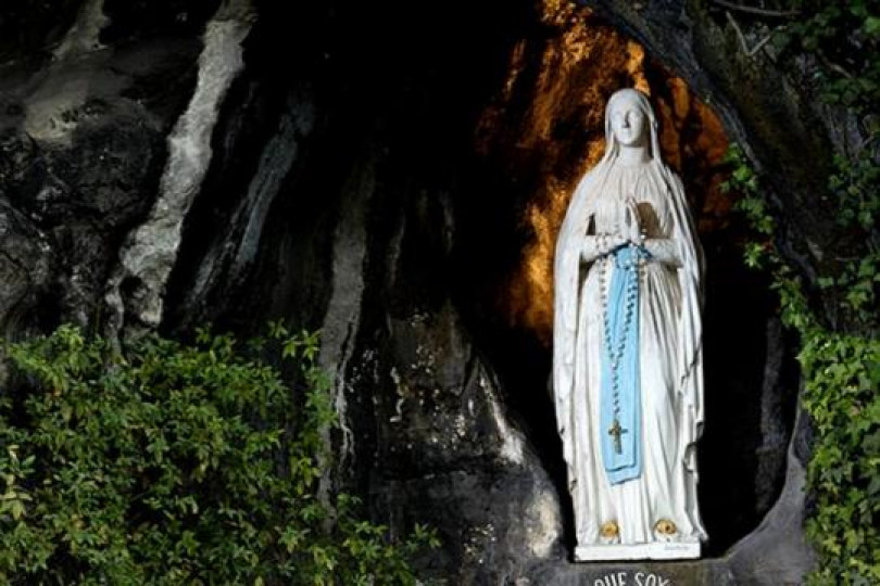 Malato di fede musulmana torna dal pellegrinaggio a Lourdes e ricomincia a camminare