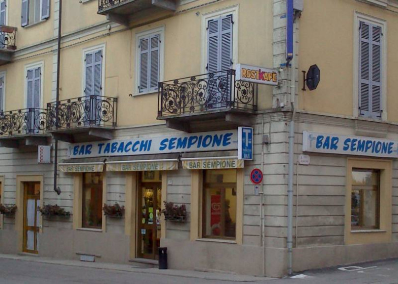 Grazie ai fumogeni sfuma il colpo in tabaccheria