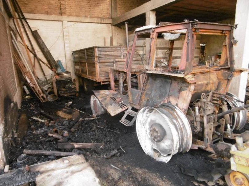 Due intossicati nell'incendio di un alloggio a Murisengo. Rogo doloso a Vignale: dati alle fiamme tre trattori e attrezzatura agricola in un cascinale