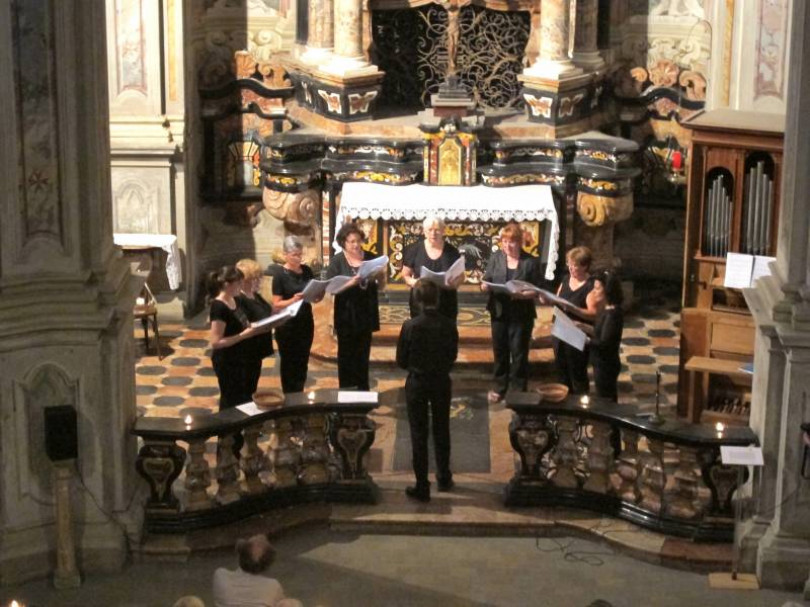 Il coro Santa Maria Assunta diretto da Mattia Rossi in un gregoriano al femminile