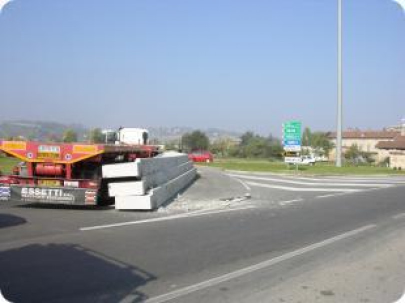 Autotreno perde il carico nella rotondae blocca l'accesso alla tangenziale