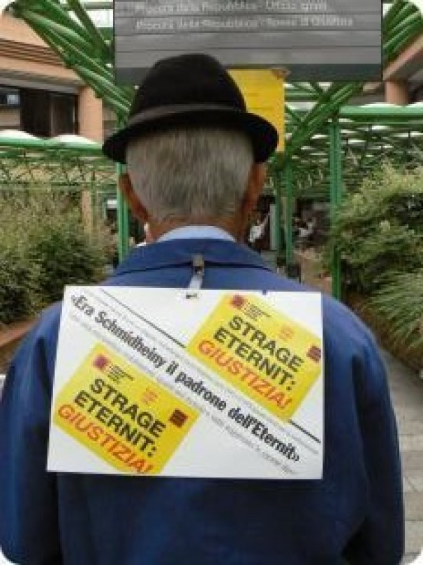 Rabbia dei parenti delle vittime al processo Eternit di Torino per l'ex capo del personale «strafottente»
