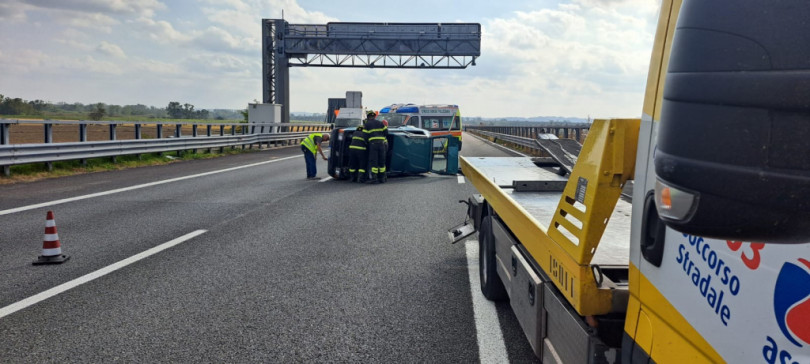 Incidente sulla A26: auto si ribalta