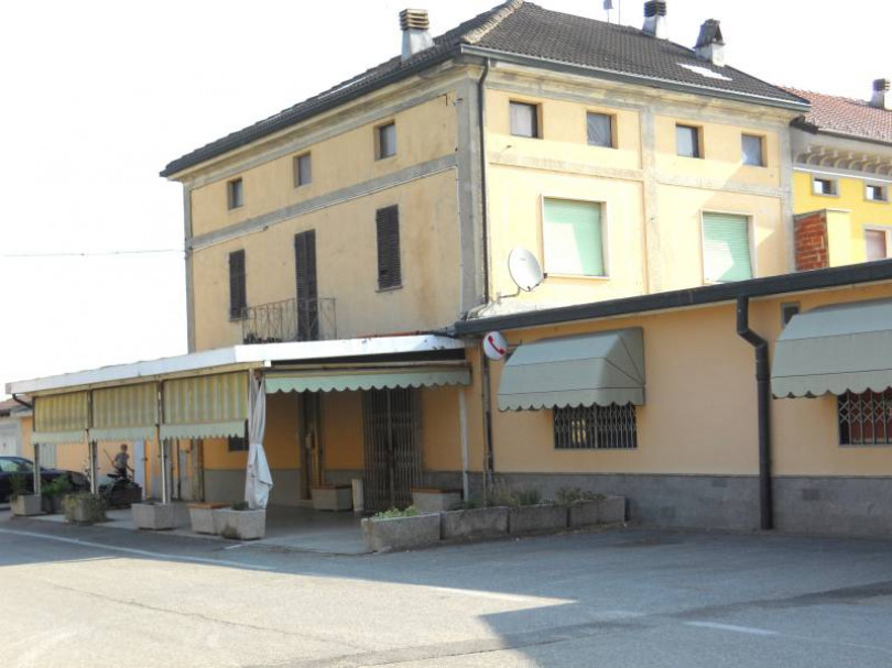 Ladri nei bar e in una casa: rubati i soldi dei cambiamonete, danni alle strutture