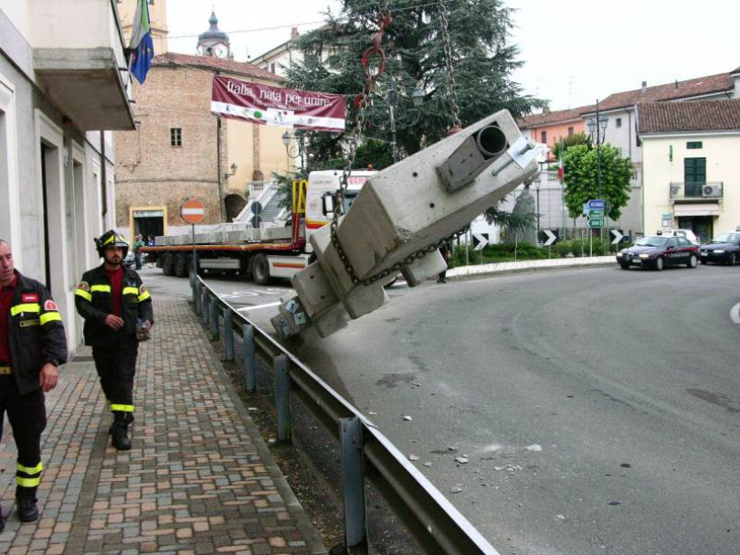 Mirabello, trave di cemento armato finisce sulla strada: traffico bloccato per tre ore