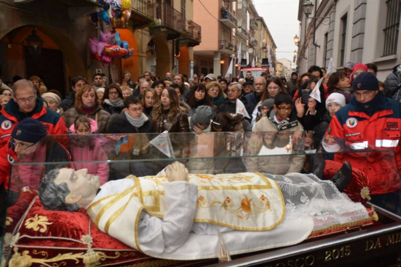 L'urna di don Bosco accolta dai giovani nel centro di Trino