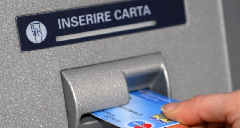 Fa acquisti con il bancomat di un'altra persona.
Giovane donna marocchina denunciata dai Carabinieri
