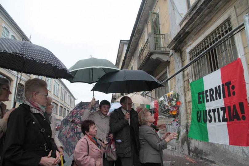 Fiori, memoria e impegno per le vittime dell'amianto. Lo spettacolo