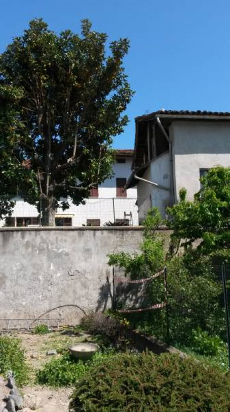 Villanova, giardiniere cade dalla scala e rimane infilzato su un paletto della recinzione