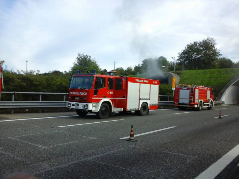 Incendio di un autoarticolato nella galleria Olimpia di San Salvatore: intossicate due persone e autostrada chiusa per due ore