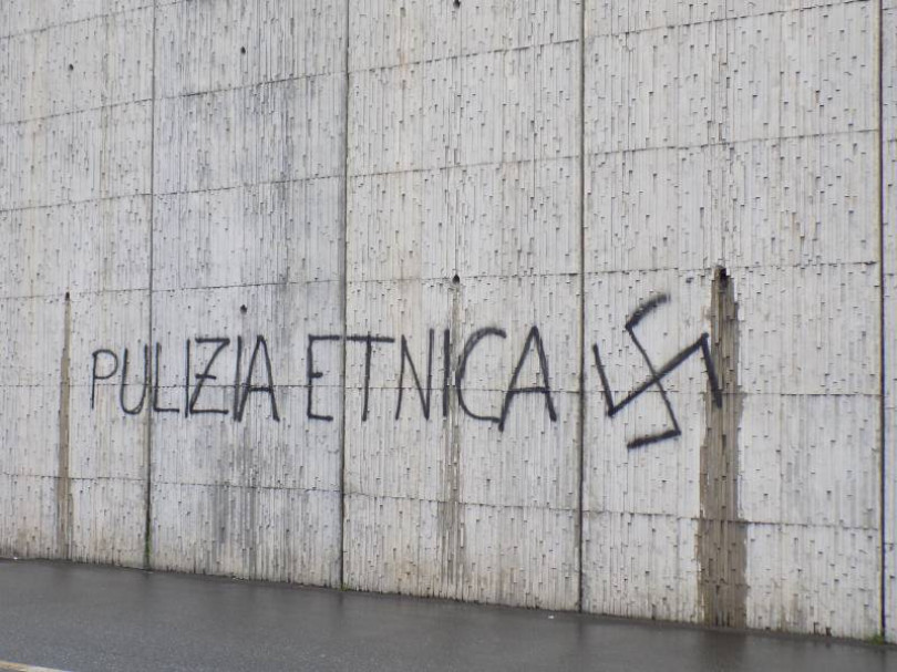 Sui muri di Casale spuntano molte scritte nazifasciste <b>Fotogallery</b>