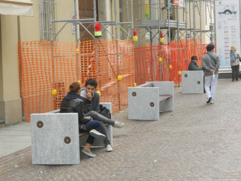A Casale panchine e vasi in centro per completare l’arredo