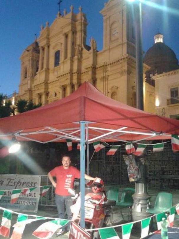 Il motociclista Antonello Montes riceve gli onori delle autorità a Noto