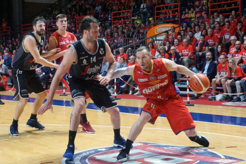 Vince la Virtus Bologna 54-70. La Novipiù è fuori dai play-off, ma esce a testa alta e tra gli applausi