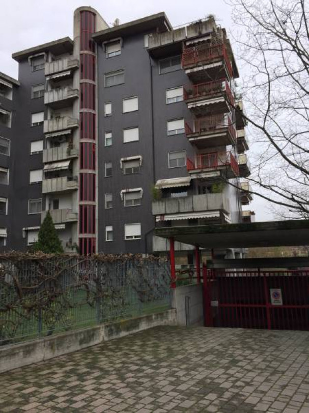 Ladri svaligiano le cantine. Orologiaio rapinato mentre tornava a casa
