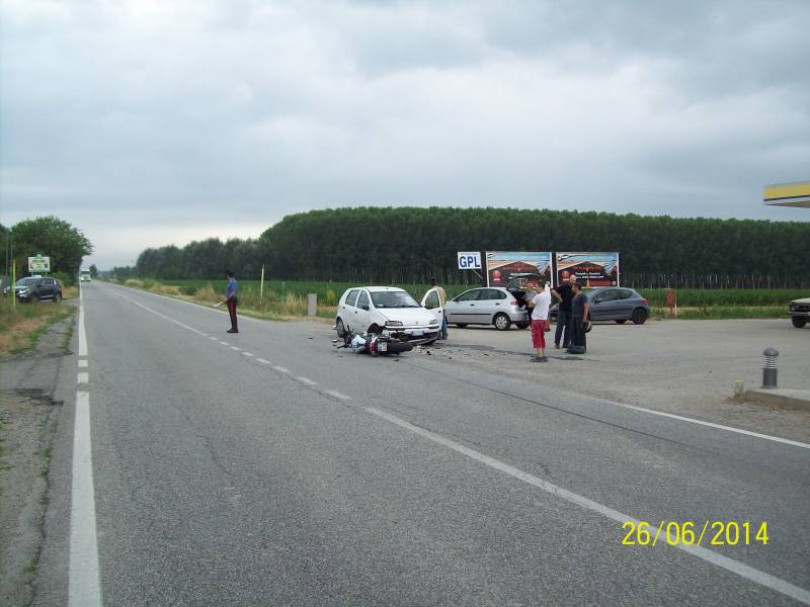 Auto contro moto, due feriti. Nell'incidente il motociclista ha riportato diverse ferite e lesioni
