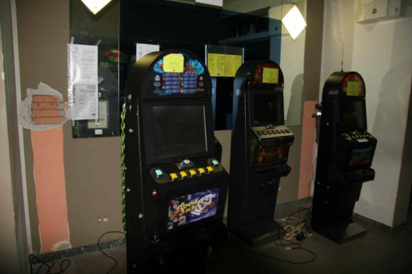 Un'altra ‘spaccata’ al bar: rubati cambiamonete e cassetto del registratore