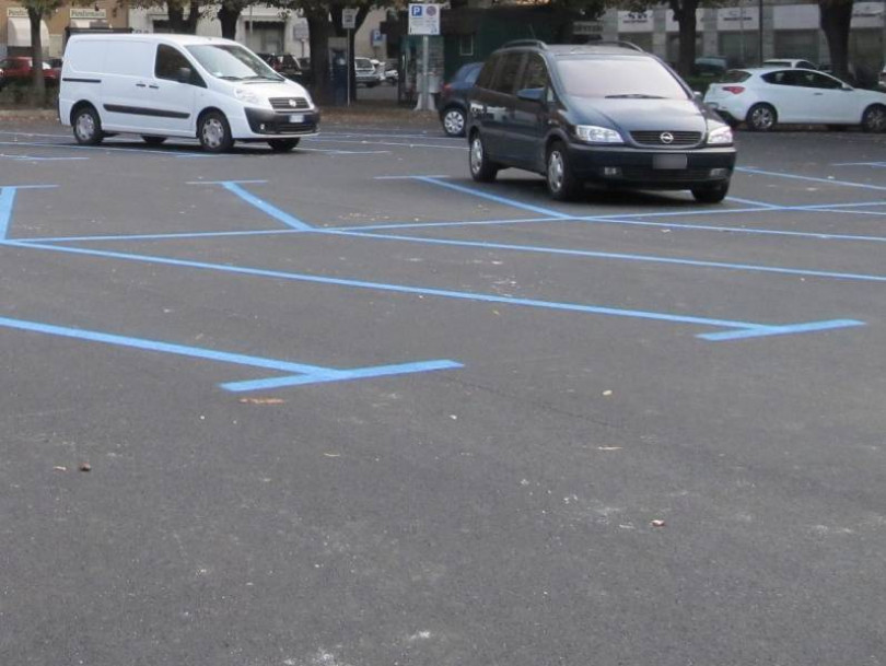 Parcheggi blu gratuiti ad agosto a Casale