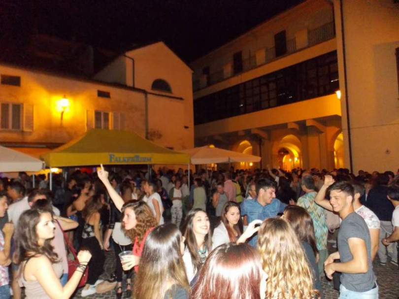 La Notte Bianca di Trino si è illuminata con i baci <b>La fotogallery</b>