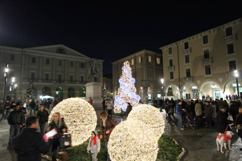 Nessun vandalo in piazza Mazzini: addobbi natalizi rovinati da una spazzatrice. Interviene il vicesindaco