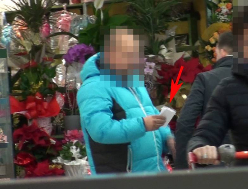 Dal carcere, con la complicità di moglie e figlio, estorceva denaro ad un imprenditore