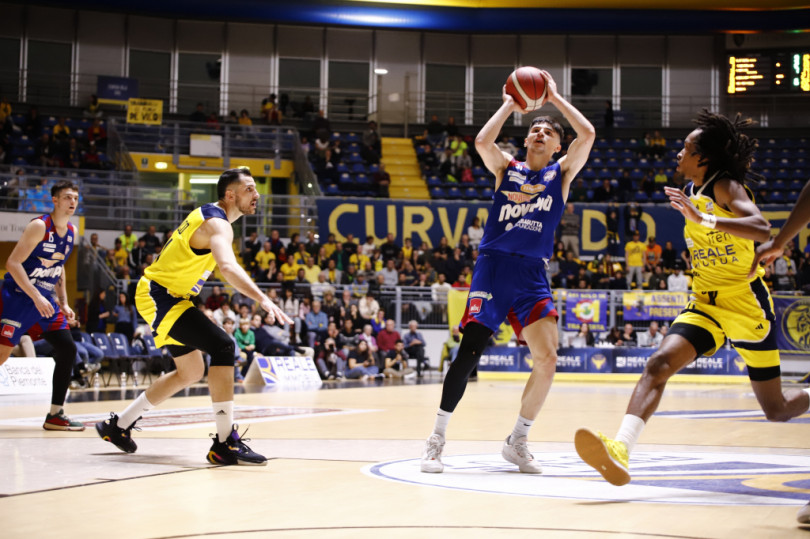 La Novipiù lotta nel derby con Torino, ma deve cedere nel finale: 112-98 il punteggio finale al “Pala Gianni Asti”