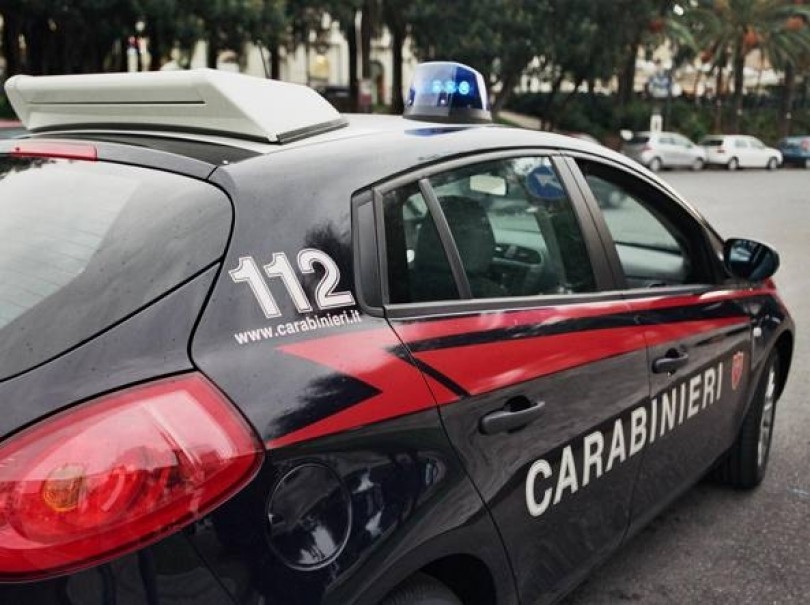 Padre, madre e bambino investiti da un'auto