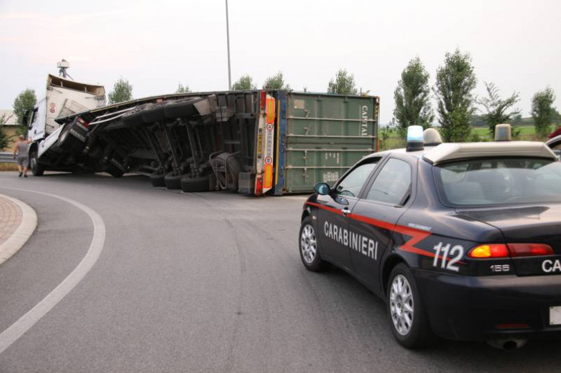 Sbaglia la curva e si ribalta in strada