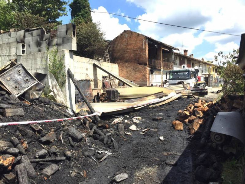Il porticato va a fuoco: pompieri impegnati per sette ore per domare l'incendio <b>Fotogallery</b>