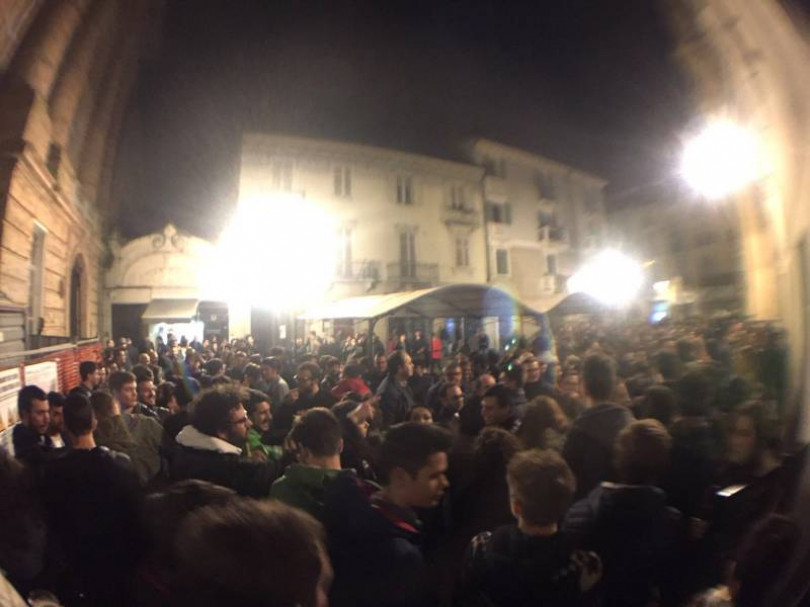 Centinaia di persone protestano contro l'ordinanza di chiusura anticipata di un locale nel centro storico di Casale