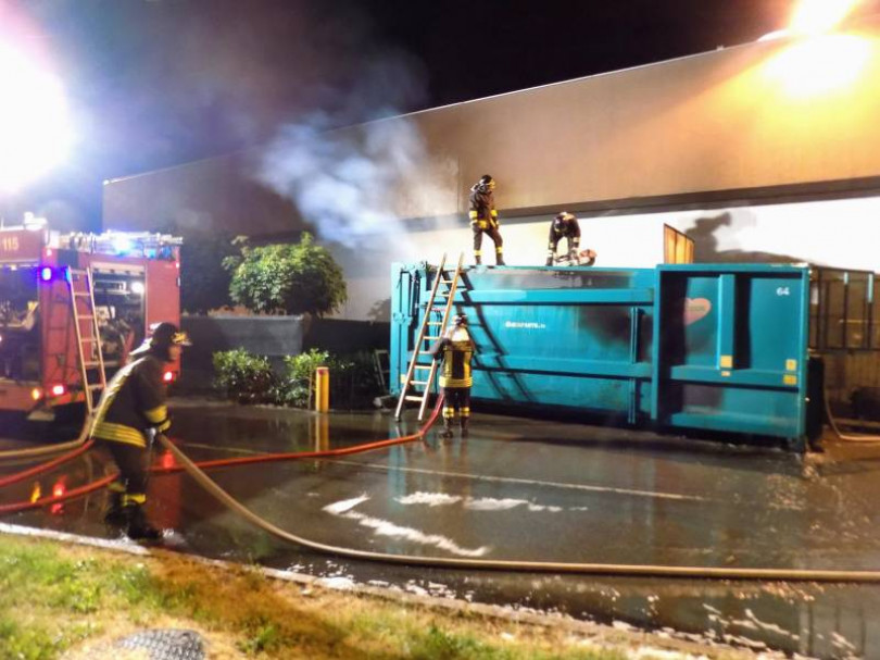 Incendio al compattatore nel quartiere Ronzone di Casale