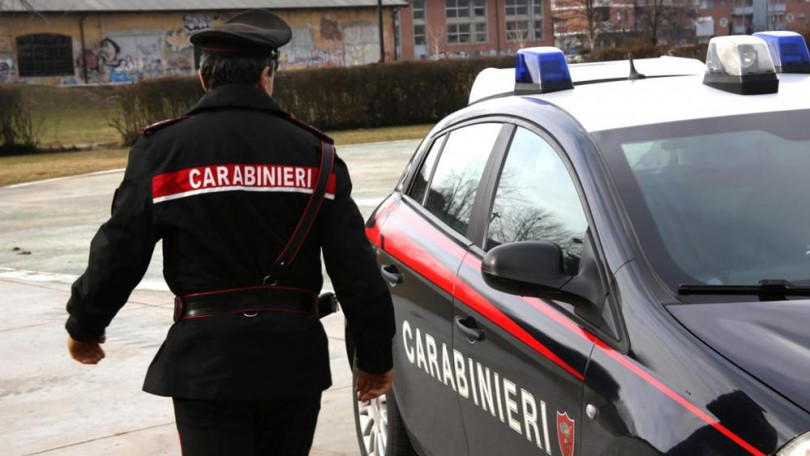Tenta di lanciarsi dalla finestra: salvato da due carabinieri
