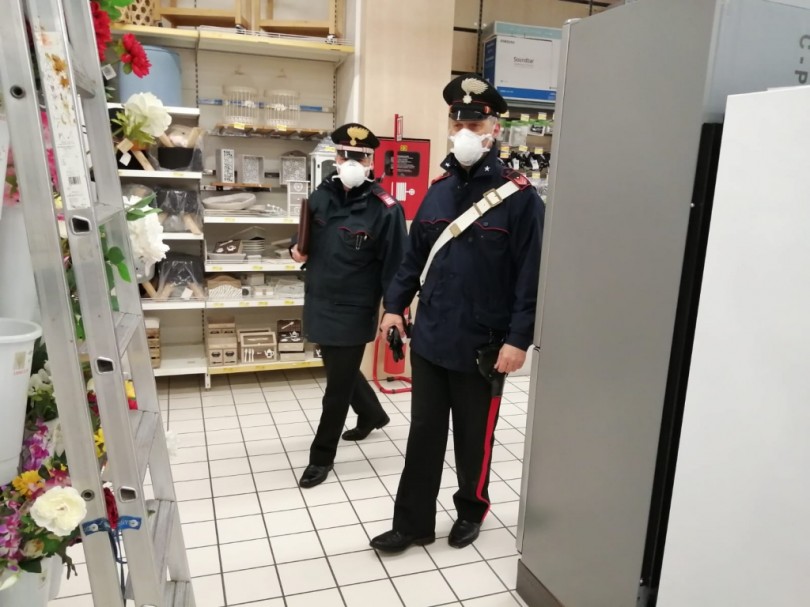 Controlli dei Carabinieri nei locali pubblici per l'osservanza del distanziamento fisico