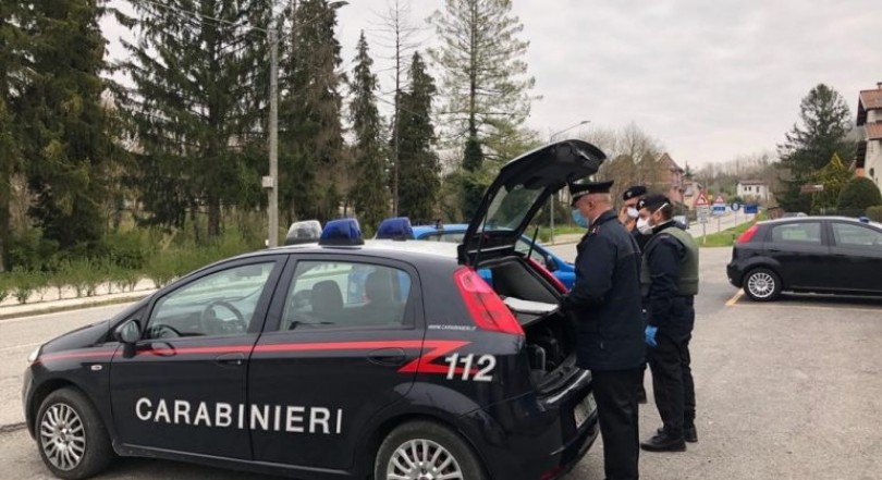 Litiga con la fidanzata e se la prende con le auto in sosta: denunciato 40enne francese
