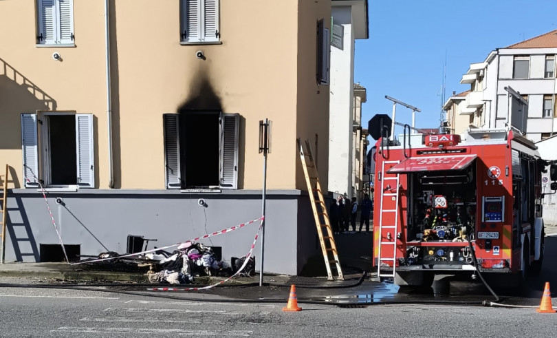 Incendio a Oltreponte, evacuata una palazzina dell'Atc