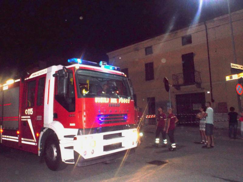 Trino, cadono calcinacci da un’abitazione durante lo spettacolo pirotecnico