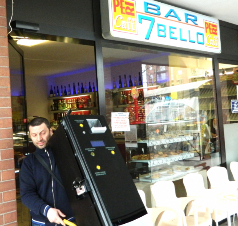 Audace furto di notte nel bar-tabaccheria: bottino 20mila euro